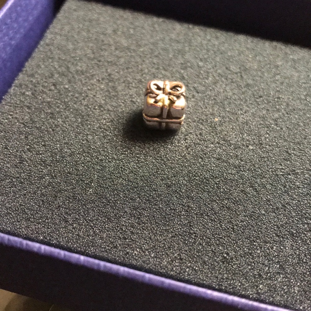Present pandora charm